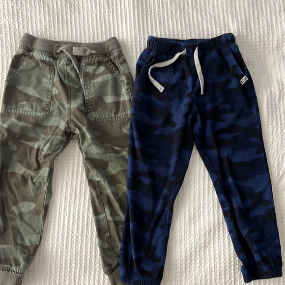 TWO pairs of boys camo joggers in fleece in size 4T - Picture 1 of 4